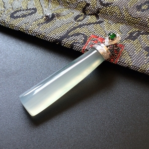 (超值推荐)冰种淡晴水略飘花镶白金平安柱胸坠