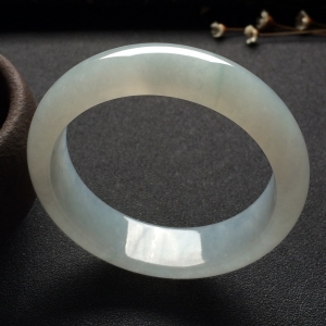 （超值推荐）糯冰种淡晴水手镯（56.6mm）