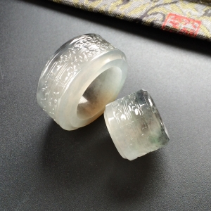 (超值推荐)冰种墨色略带黄翡仿古路路通挂件/指环一套
