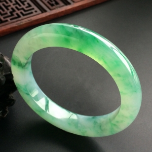 (超值推荐)糯冰种飘翠手镯(51.6mm)