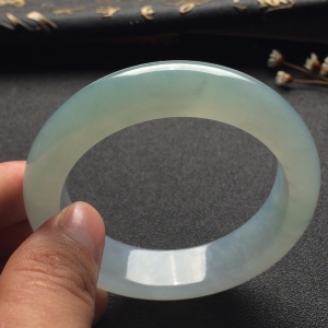 （超值推荐）糯冰种晴水手镯（55.7mm）