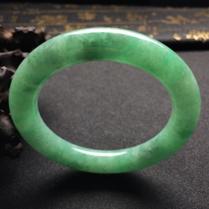 （超值推荐）糯冰种豆色圆条手镯（56.7mm）