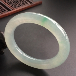 (超值推荐)冰种晴水略飘绿花圆条手镯(54mm)