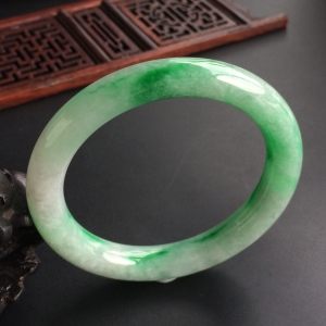 (超值推荐)糯冰种飘翠圆条手镯(55.2mm)