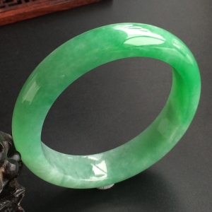(超值推荐)糯冰种翠色手镯(54.8mm)