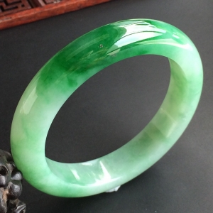 (超值推荐)糯冰种飘翠手镯(58mm)