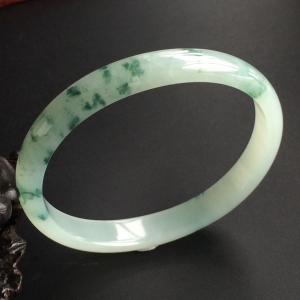 (超值推荐)糯冰种飘花贵妃镯(54.8mm-47.9mm)