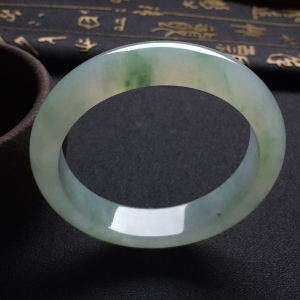 （超值推荐）糯冰种略飘花手镯（57.8mm）