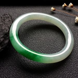 （超值推荐）糯冰种飘阳绿圆条贵妃镯（54mm-47mm）