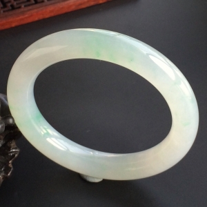 (超值推荐)糯冰种飘绿花圆条手镯(55.6mm)