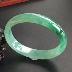 (超值推荐)糯冰种飘花贵妃镯(54.5mm-45.8mm)