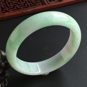 (超值推荐)糯冰种飘绿花手镯(58.1mm)