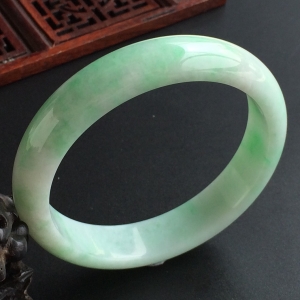 (超值推荐)糯冰种飘翠手镯(58.2mm)