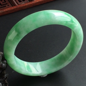 (超值推荐)糯冰种飘翠手镯(55.5mm)