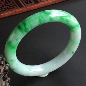 (超值推荐)糯冰种飘翠圆条手镯(55.5mm)
