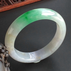 (超值推荐)糯冰种淡三彩手镯(54mm)
