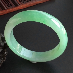 (超值推荐)糯冰种略飘翠手镯(57.6mm)