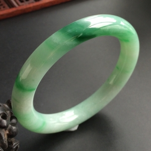 (超值推荐)糯冰种飘翠圆条手镯(55.4mm)