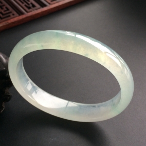 (超值推荐)冰种晴水略飘花贵妃镯(55.3mm-45.7mm)