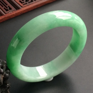 (超值推荐)糯冰种飘翠手镯(57.2mm)
