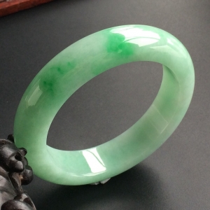 (超值推荐)糯冰种飘翠手镯(53.6mm)