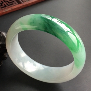 (超值推荐)糯冰种飘绿花手镯(55.8mm)