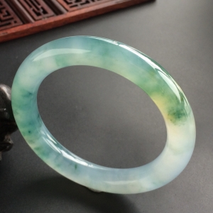 (超值推荐)冰种飘花略带黄翡圆条手镯(52.7mm)