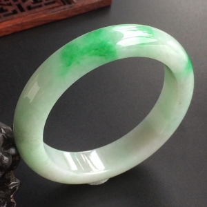 (超值推荐)糯冰种飘翠手镯(53.5mm)