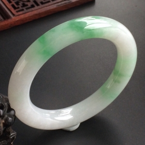 (超值推荐)糯冰种飘绿花圆条手镯(54mm)