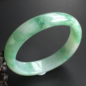(超值推荐)糯冰种飘花贵妃镯(57.2mm-49mm)