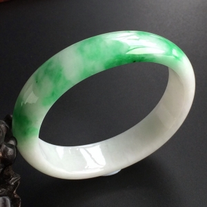 (超值推荐)糯冰种飘翠贵妃镯(55.1mm-46.5mm)