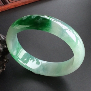 (超值推荐)糯冰种飘翠贵妃镯(55.1mm-50.5mm)