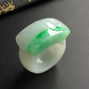 (超值推荐)糯冰种飘翠马鞍指环