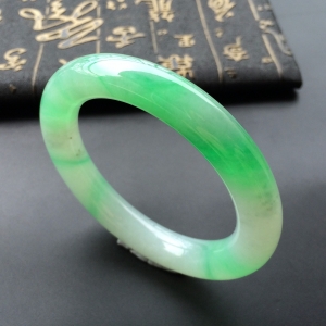 (超值推荐)糯冰种飘阳绿圆条手镯(55.6mm)