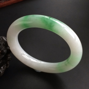 (超值推荐)糯冰种飘绿花圆条手镯(53.8mm)