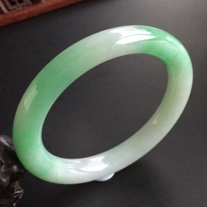 (超值推荐)糯冰种飘翠圆条手镯(57.8mm)