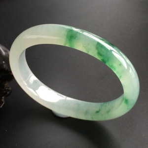 (超值推荐)冰种飘绿花贵妃镯(55mm-45.4mm)