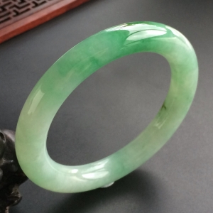 (超值推荐)糯冰种飘翠圆条手镯(57.2mm)
