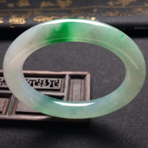 （超值推荐）糯冰种飘翠圆条手镯（56.2mm）