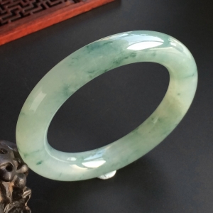 (超值推荐)糯冰种飘花圆条手镯(56.5mm)