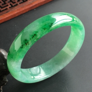 (超值推荐)糯冰种飘翠贵妃镯(55mm-47.1mm)