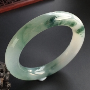 (超值推荐)糯冰种飘翠圆条手镯(57.2mm)