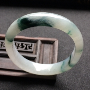 （超值推荐）糯冰种飘花贵妃手镯（54.6mm-44.4mm）