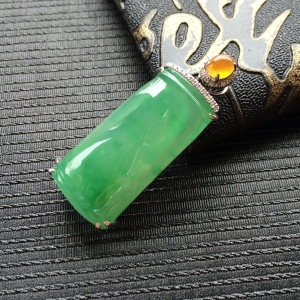 (超值推荐)糯冰种飘绿花镶白金钻石节节高胸坠