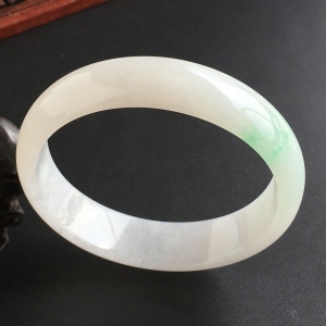 (超值推荐)糯冰种略飘翠贵妃镯(55.4mm-51mm)