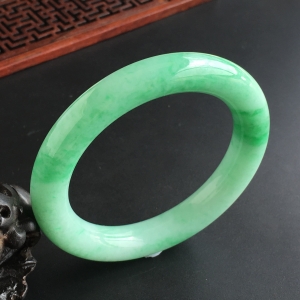 (超值推荐)糯冰种飘翠圆条手镯(57.6mm)