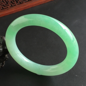 (超值推荐)糯冰种浅绿圆条手镯(55.7mm)