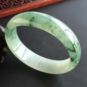 (超值推荐)糯冰种飘花贵妃镯(54.8mm-48.8mm)
