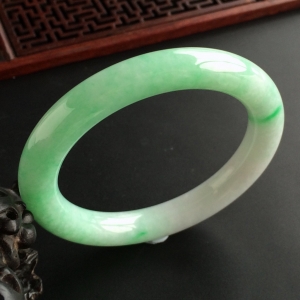 (超值推荐)糯冰种飘翠圆条手镯(56.3mm)