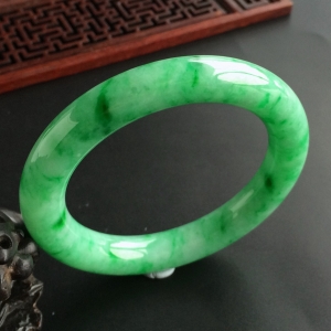 (超值推荐)糯冰种飘翠圆条手镯(56.8mm)